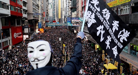 Hong Kong'da Yüz Binler Yine Sokaklarda: 'Daha Fazla Demokrasi, Daha Fazla Özgürlük'