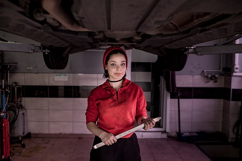 ???? Hayali Kendi Tamirhanesini Açmak: Otomobil Servisinde Çalışan 17 Yaşındaki Melike Nur ile Tanışın!