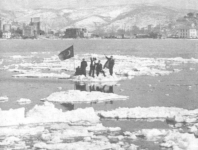 1893 - İstanbul'da günlerce süren soğuk hava yüzünden Haliç dondu.