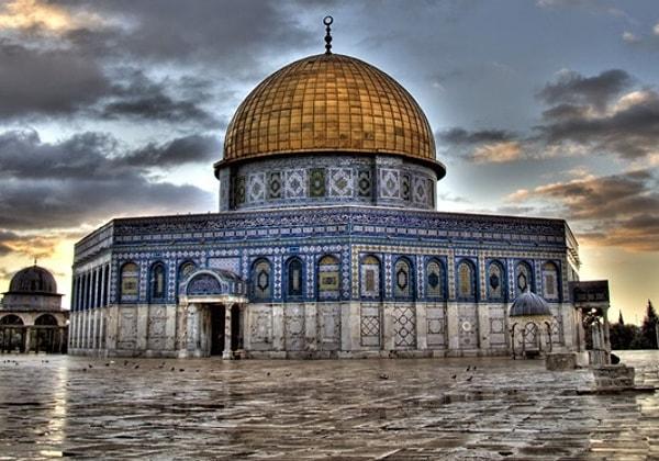 1949 - İsrail Kudüs'ü Başkent ilan etti. Arap İsrail Savaşı'ndan sonra, Eski Kent ve Doğu Kudüs Ürdün'de, Batı Kudüs de İsrail'de kaldı. Kent, BM kararlarına göre uluslararası kent ilan edilmişti.