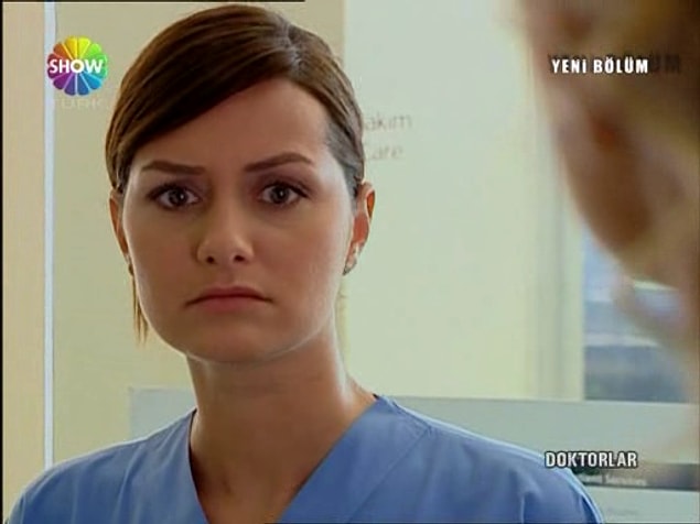 Doktor Ela'yı vallahi özlemişiz. Bakalım hayatında neler değişmiş, neler yapmış? Kız bize diğer doktorlardan da haber getirmişsindir umarım. Heyecanla bekliyoruz! 😂