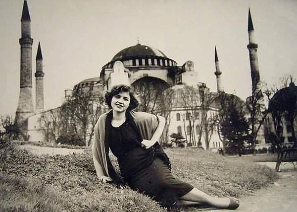 2. Ayasofya önünde poz veren bir kadın, İstanbul, 1940.