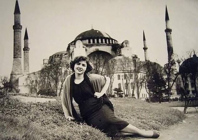 2. Ayasofya önünde poz veren bir kadın, İstanbul, 1940.