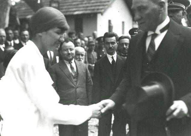Mustafa Kemal Atatürk, Tuzla'da bir öğretmen ile el sıkışırken, İstanbul, 1928.