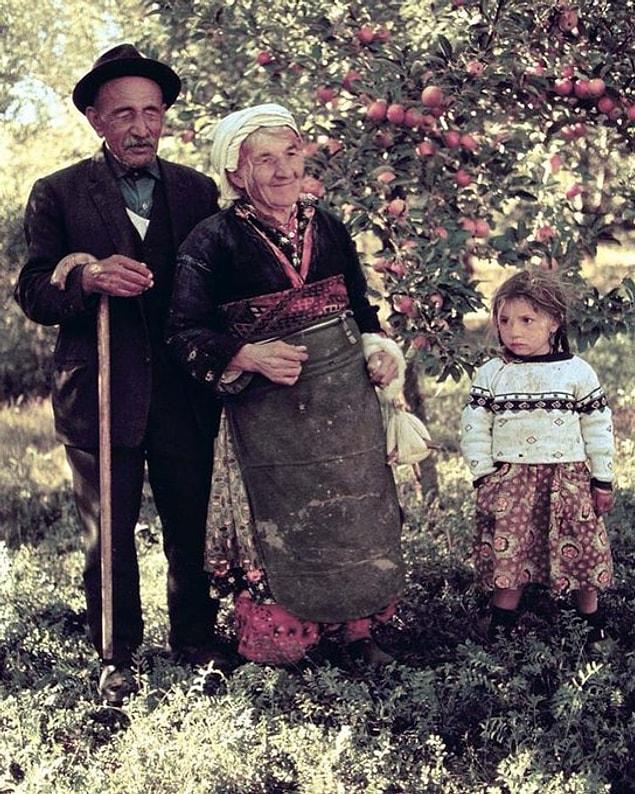Aşık Veysel, kız kardeşi ve torunu ile birlikte meyve bahçesinde, Sivas, 1970.