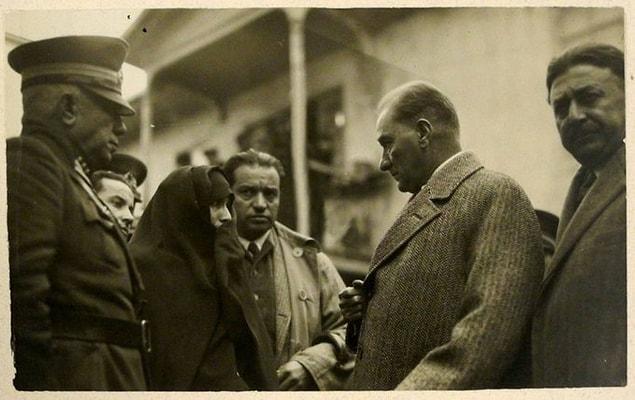 Mustafa Kemal Atatürk bir vatandaşın derdini dinlerken, Edirne, 1930.