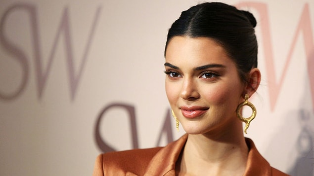 Fakat iddialara göre, DiCaprio ile Jenner geçen hafta sonu Miami'de bir barda samimi şekilde görüldüler.