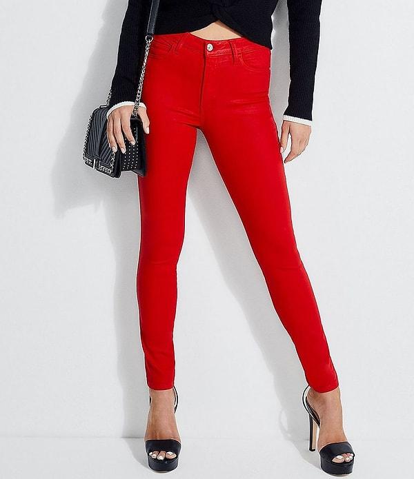 12. Kırmızı pantolon, iki cinsiyet için de giymesi cesaret isteyen parçalardan.