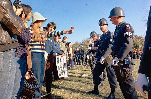 7. Çiçeğin gücü! 1967 yılında Pentagon’da düzenlenen,Vietnam Savaşı karşıtı protestodan: