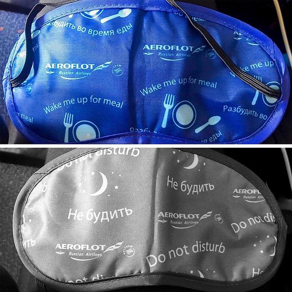 10. Bu uçaktaki uyku maskesinin iki tarafı var. Uçuş görevlisinin sizi yemek için uyandırmasını isteyip istemediğinize göre istediğiniz tarafı çevirebilirsiniz.
