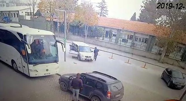 Bu hesaptan arkadaş olup konuşmaya başlayan polis, bir süre sonra buluşmak için Deviren'i Edirne'de bir alışveriş merkezine çağırdı.