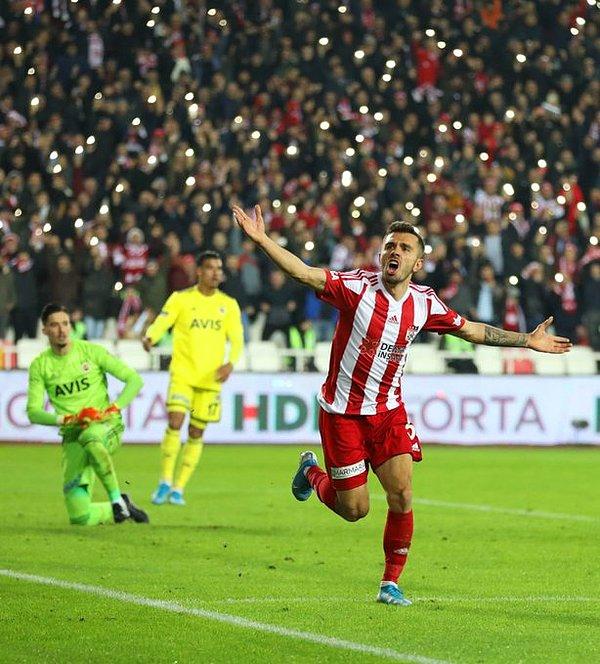 58. dakikada Sivasspor, Emre Kılınç'ın attığı golle skoru 2-0'a taşıdı.