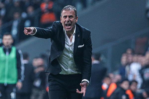 Beşiktaş Teknik Direktörü Abdullah Avcı, 50. dakikada sarı kart gördü.
