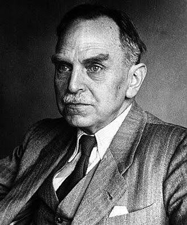 1938 - Alman kimyacı Otto Hahn tarafından ilk atom çekirdeği patlatıldı.