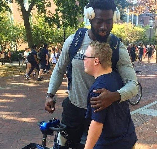 16. En sevdiği basketbol oyuncusunun yaralandığını duyunca ona bir not, kurabiye verdi ve sarıldı.