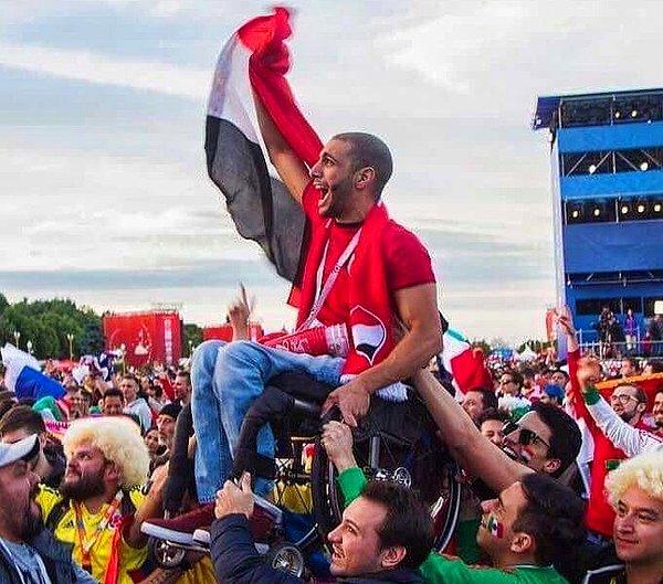 20. Meksikalı ve Kolombiyalı taraftarlar, Mısırlı taraftar ülkesinin maçını izleyebilsin diye onu taşıyor.