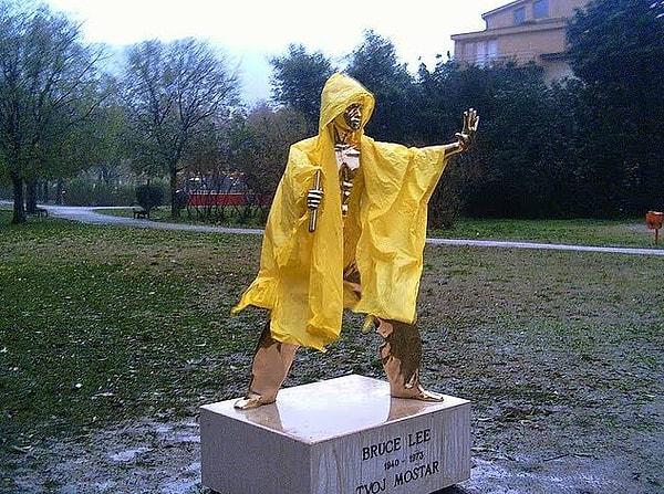 10. Bruce Lee'nin bir heykeli bütün etnisitelerin üzerine anlaştığı ve sevdiği bir şey olduğu için Mostar, Bosna'ya yerleştirilmişti. Daha sonra heykel vandallar tarafından parçalandı.