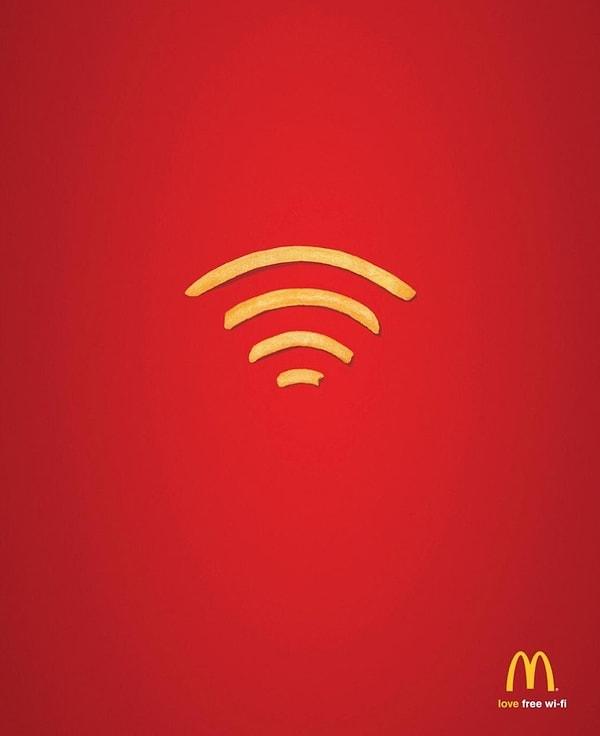 17. McDonald’s'ta bedava WiFi erişimi olduğunu gösteren bir afiş