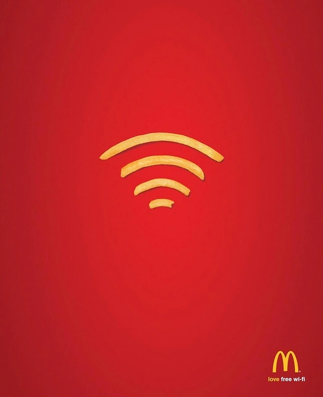 McDonald’s'ta bedava WiFi erişimi olduğunu gösteren bir afiş