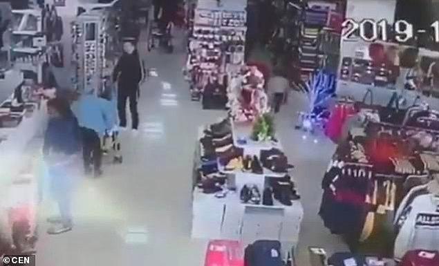 Güvenlik kameralarınca kaydedilen görüntülerde, markete giren mavi montlu bir kadının, marketin ortasında bulunan ve içinde bir bebeğin bulunduğu çocuk arabasına yöneldiği görülüyor.