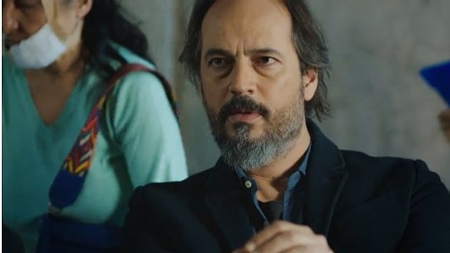 Tüm zekasına rağmen vaktini pembe dizi izlemeye ayıran House'un eline kahve değil çay vermişler gibi sadece.