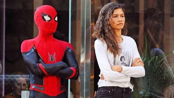 12. Gelecekte Spider-Man'in MJ'i olacağını bilmeden daha ilk randevusunda Spider-Man izlemeye gitmiş.