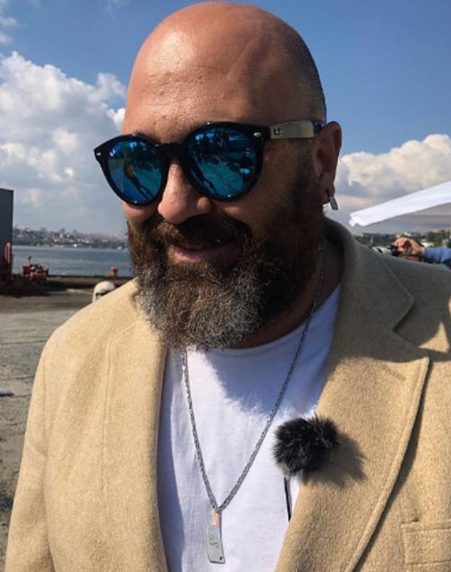 Kendisinin küpeleri de çok meşhur, belki biliyorsunuzdur. Özellikle satır ve bıçak şeklindeki küpeleri bir hayli orijinal! 😅