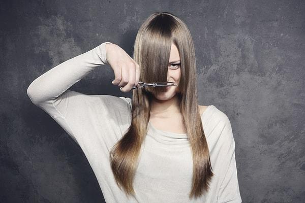 12. Tüm saçın kırıklarını almak için de benzer yöntemler kullanabilirsiniz.