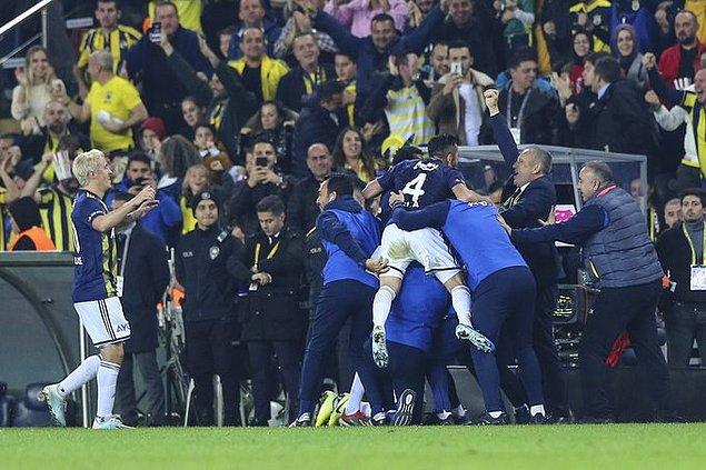 Süper Lig'in 2019/20 sezonunda oynanan maçların ilk yarılarında en fazla gol atan takım Fenerbahçe.