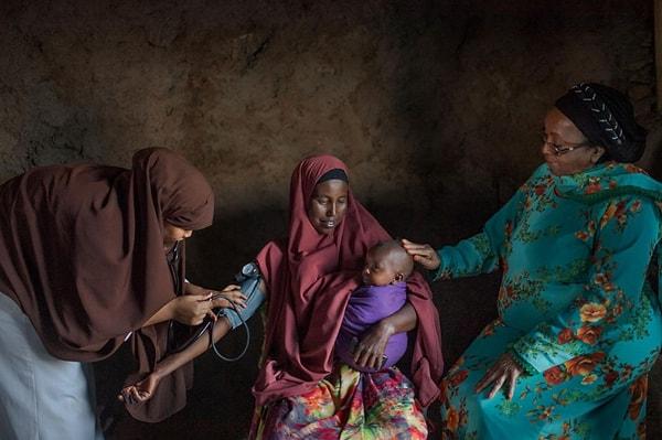 20. Lynsey Addario'nun bu fotoğrafında Somaliland'de doğumdan 6 ay sonra hastalandığı için hastaneye gelen bir anneyi görüyoruz.