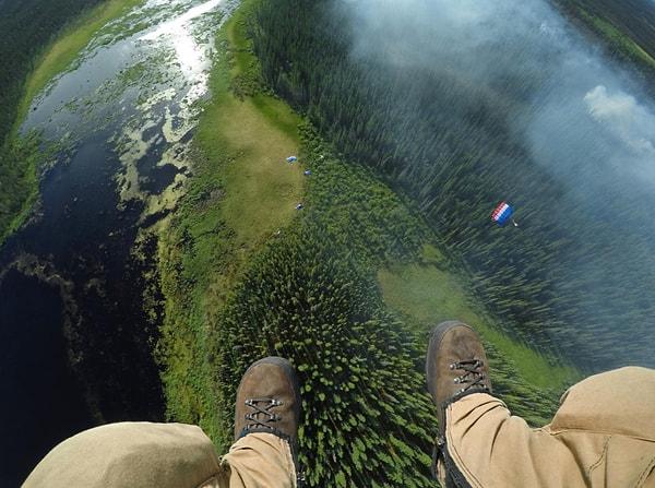 70. Mark Thiessen bu fotoğrafı Alaska'da çekmiş. Kamera paraşütle yangın yerine atlayan bir itfaiyecinin kafasında takılı.