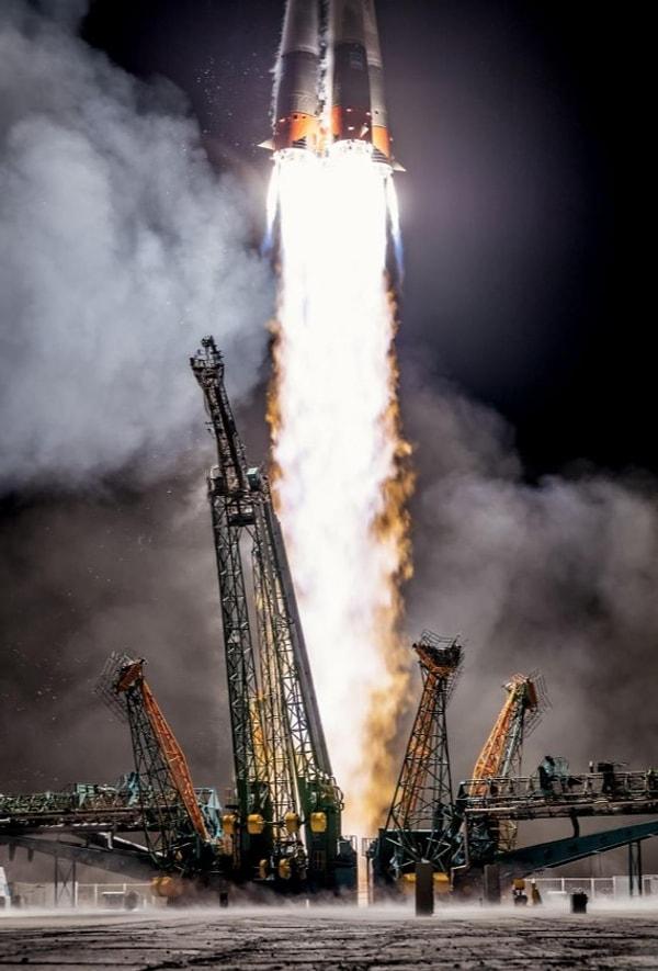 84. Rusya Soyuz roketini fırlatıyor. Dan Winters imzalı bir fotoğraf.