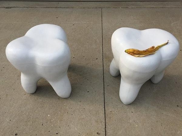 7. "Bu diş şeklindeki antika koltukları bir tane bit pazarında gördüm. Muhtemelen bir dişçinin ofisi için yapılmış."