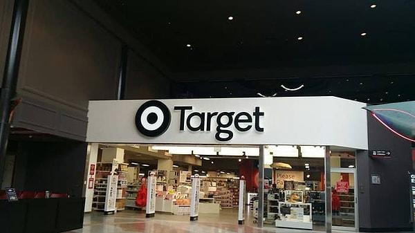 1. Target market zincirinin bu logosu başka bir evrendeymişiz hissi vermedi değil.