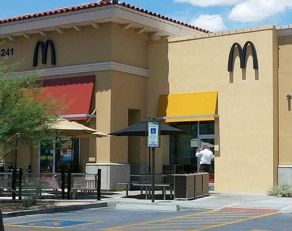 15. Sarı renkli olan McDonald's logosunun da değişerek siyah olması...
