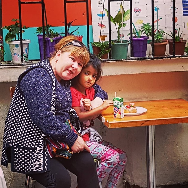 Her yerden gönüllülerin geldiği, ihtiyaç sahibi çocuklara yönelik çalışmaların yapıldığı, gelenler için de gönlünüzden ne koparsa denilerek çay-kahve ve kahvaltı verildiği bu evin güzelliği Maria Hanım ve çocukların gözlerindeki mutluluğa değiyor.