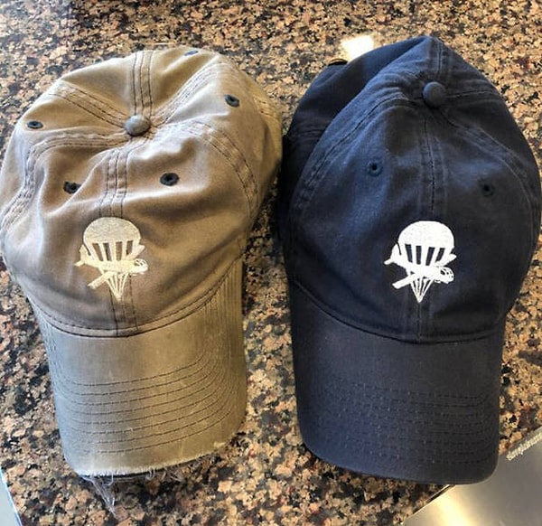 7. «Я получил обе эти кепки в один и тот же день. Ту, что слева, я надевал каждый день, когда был в армии. Ту справа не надевал вообще