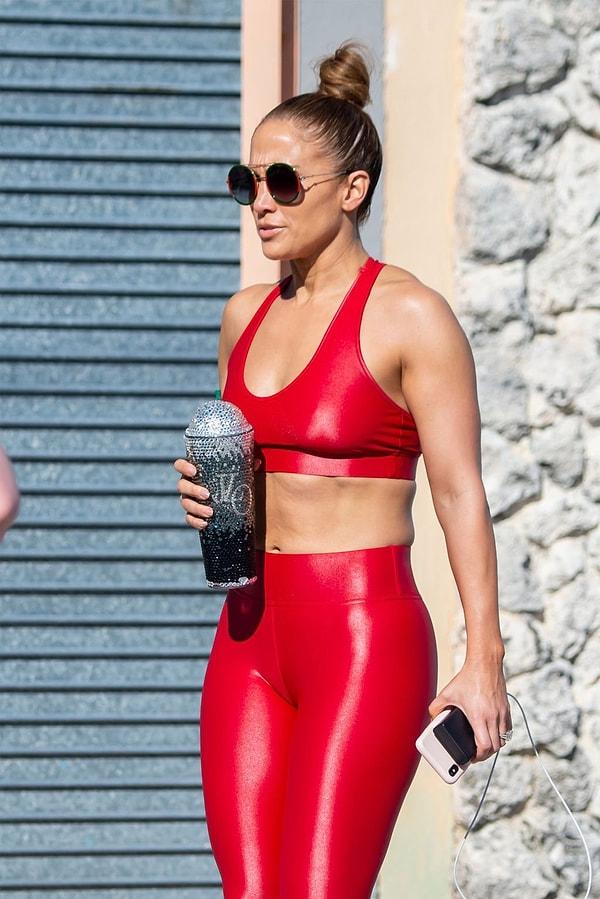 Jennifer Lopez'in kırmızı spor takımı son günlerin en çok konuşulan kıyafeti oldu.