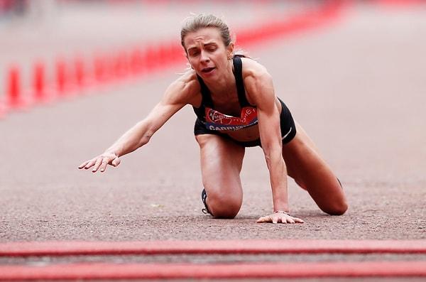 2. Londra Maratonu'nda elit yarışmacılar arasındaki İngiliz atlet Hayley Carruthers bitiş çizgisine gelmek üzereyken