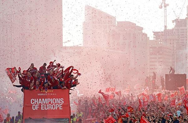 6. Şampiyonar Ligi zaferini taraftarlarıyla kutlayan Liverpool futbolcuları