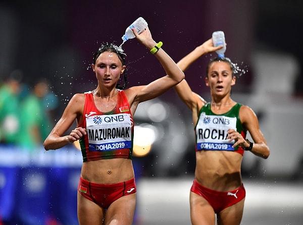 11. Belarus Volha Mazuronak ve Portekizli Salome Rocha, Doha'da 2019 Dünya Atletizm Şampiyonası'nda Kadınlar Maratonu'nda serinlemeye çalışıyor