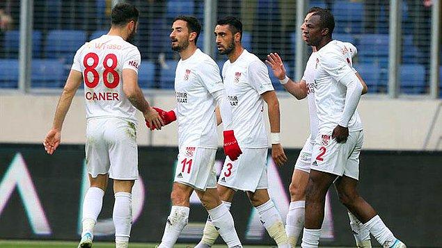 Maç öncesinde Gençlerbirliği'nde önemli eksikler var. Geçen hafta lider Sivasspor ile beraber kalan Ankara ekibinde Forvet Stancu bu maçta cezası nedeniyle forma giyemeyecek.