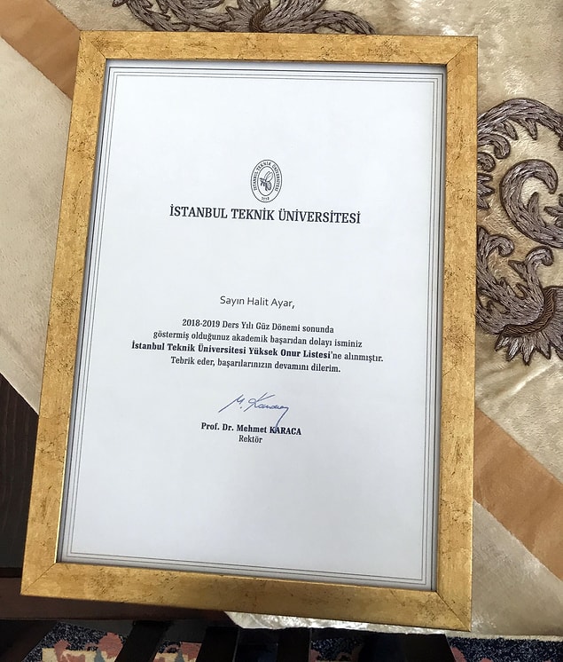 Halit Ayar'ın birçok başarı belgesi bulunuyordu.