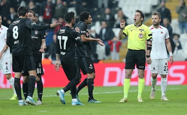 11. dakikada oyuna Beşiktaş, serbest vuruşla başlarken Nadir Çiftçi, Fırat Aydınus'a yönelik söylemi nedeniyle direkt kırmızı kart gördü.