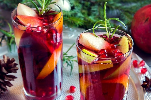 1. Чтобы напиток получился по-настоящему ароматным, приготовьте его заранее и охладите перед подачей. Это позволит фруктам настояться. А вот вино нужно наливать в самом конце, чтобы сангрия была с пузырьками.