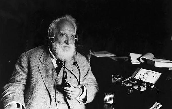 6. Alexander Graham Bell telefon patentini 100,000 dolar karşılığında Western Union'a satmayı teklif etmiştir fakat Western Union ABD Başkanı'nın telefonu hiçbir ticari imkanı olmayan bir oyuncak olarak görmesi nedeniyle teklifi reddetmiştir.