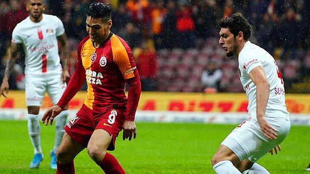 Galatasaray, ilk yarının son haftasında Antalyaspor’u konuk etti.