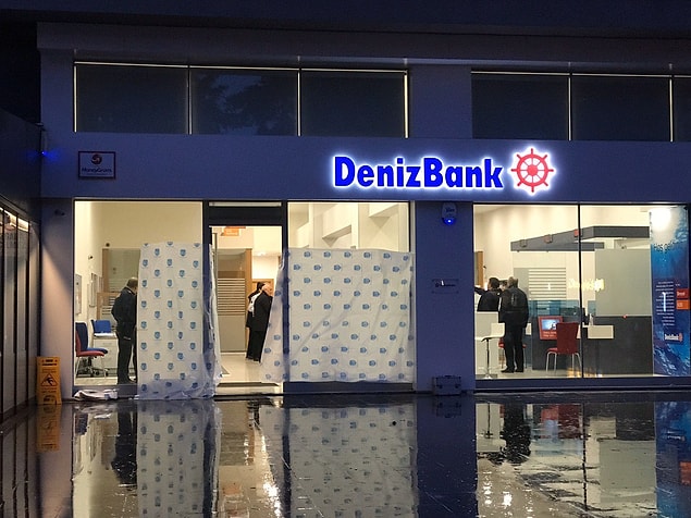 Bursa'nın Nilüfer ilçesinde bankaya giren kapüşonlu şüpheli, elindeki tabancayı gösterip çalışanlardan para istedi.