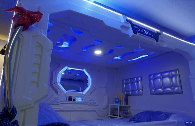 İşte o zaman yaratıcı Hong Konglular çeşitli numaralarla fütürist yataklar tasarlayıp, ayrı odalar yaratıyorlar.