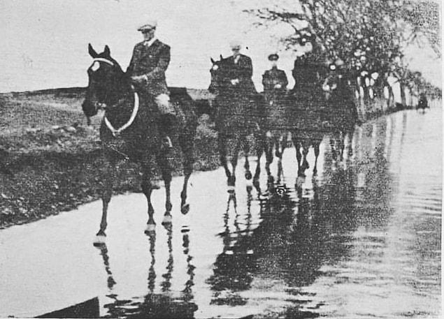 Mustafa Kemal Atatürk yağmurlu bir günde at gezisinde, İstanbul, 1935.